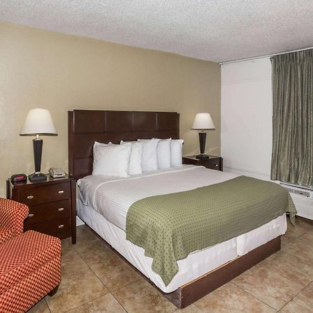 Days Inn By Wyndham St. Petersburg / Tampa Bay Area Пинелас Парк Екстериор снимка