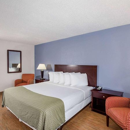 Days Inn By Wyndham St. Petersburg / Tampa Bay Area Пинелас Парк Екстериор снимка