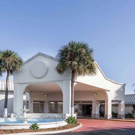 Days Inn By Wyndham St. Petersburg / Tampa Bay Area Пинелас Парк Екстериор снимка
