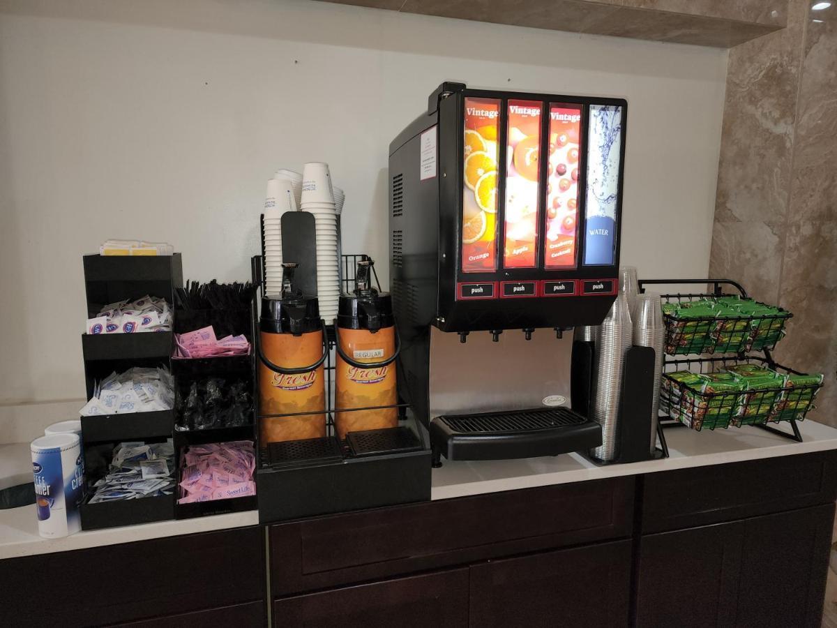Days Inn By Wyndham St. Petersburg / Tampa Bay Area Пинелас Парк Екстериор снимка