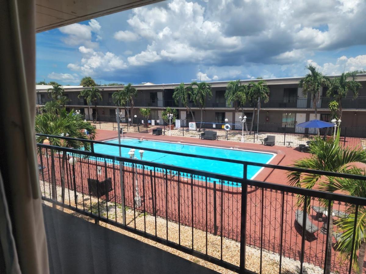 Days Inn By Wyndham St. Petersburg / Tampa Bay Area Пинелас Парк Екстериор снимка