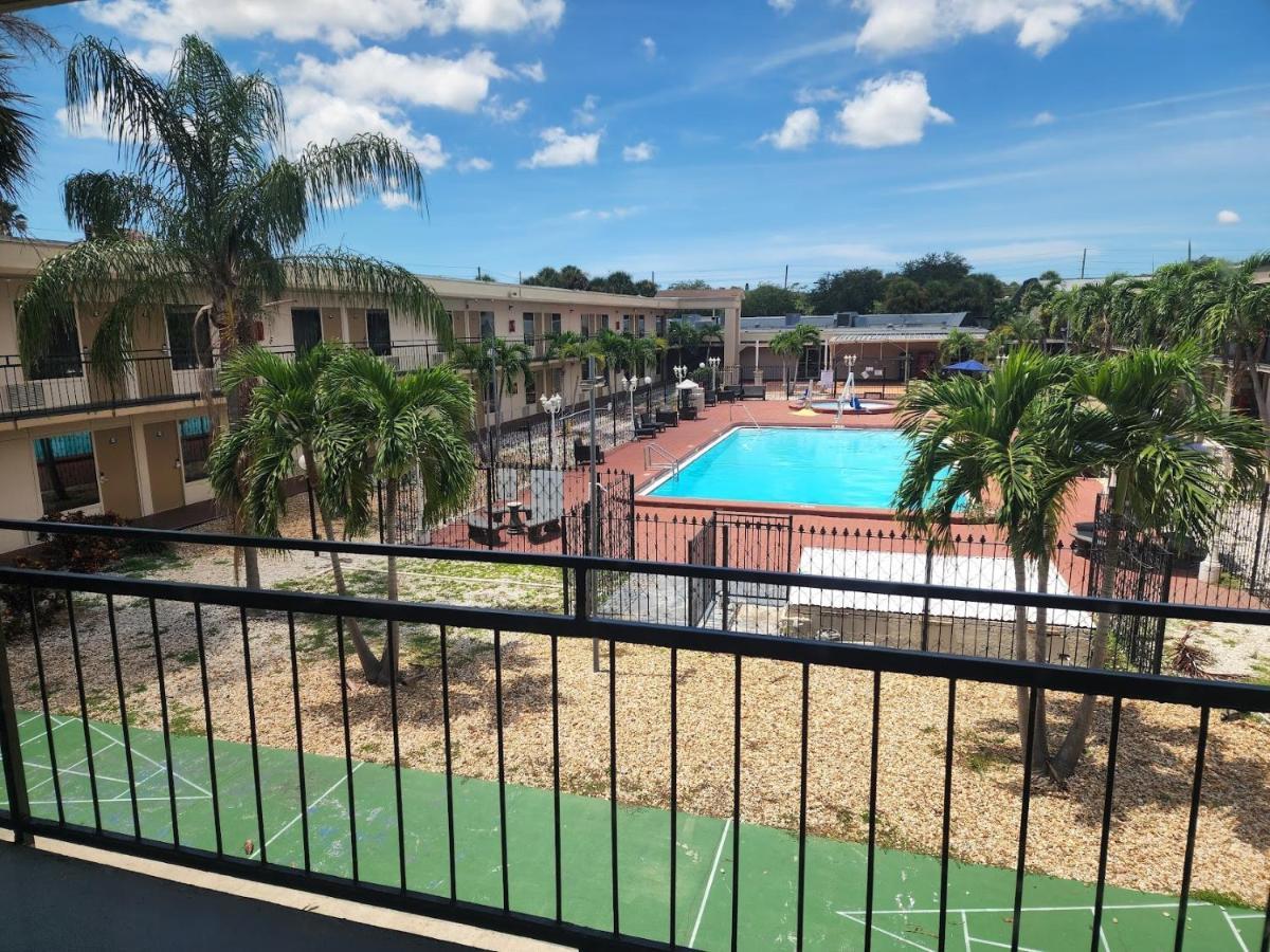 Days Inn By Wyndham St. Petersburg / Tampa Bay Area Пинелас Парк Екстериор снимка