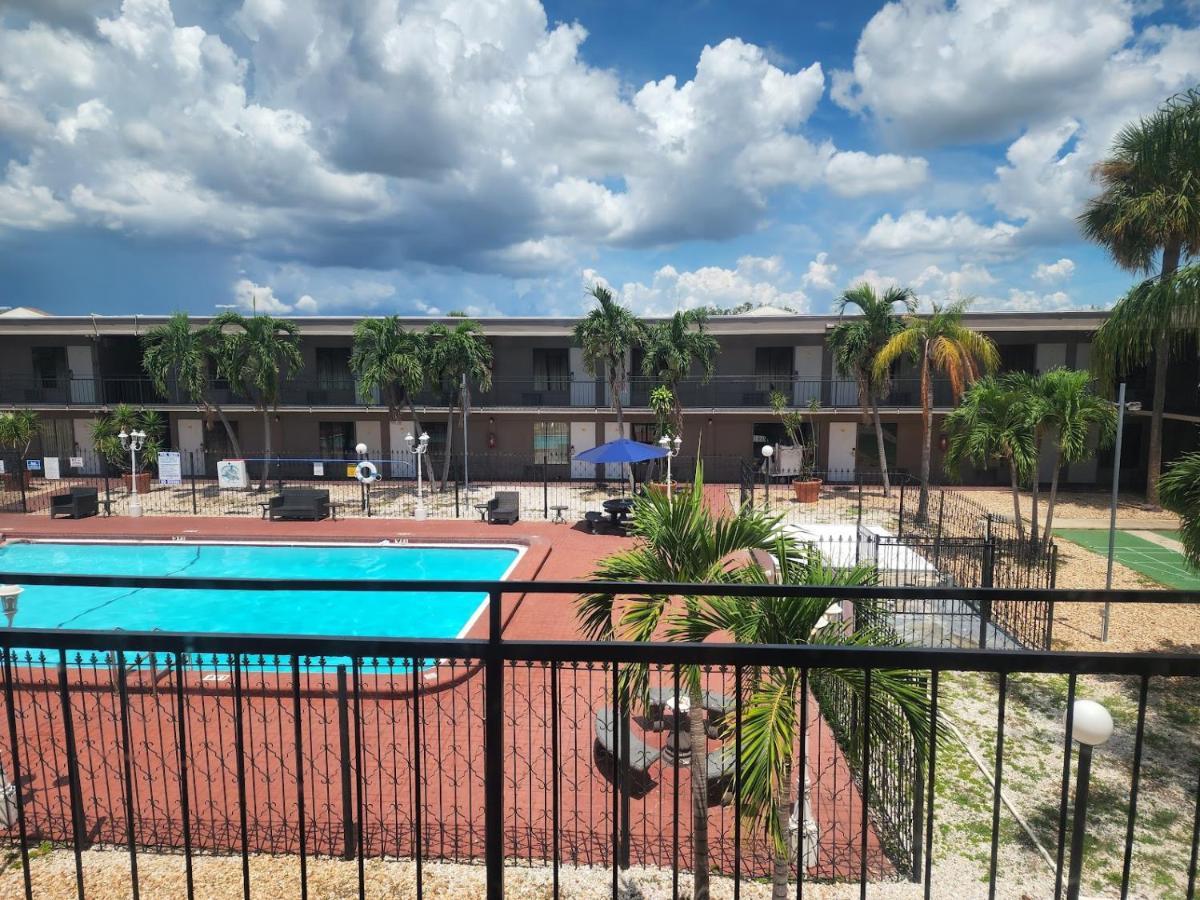 Days Inn By Wyndham St. Petersburg / Tampa Bay Area Пинелас Парк Екстериор снимка