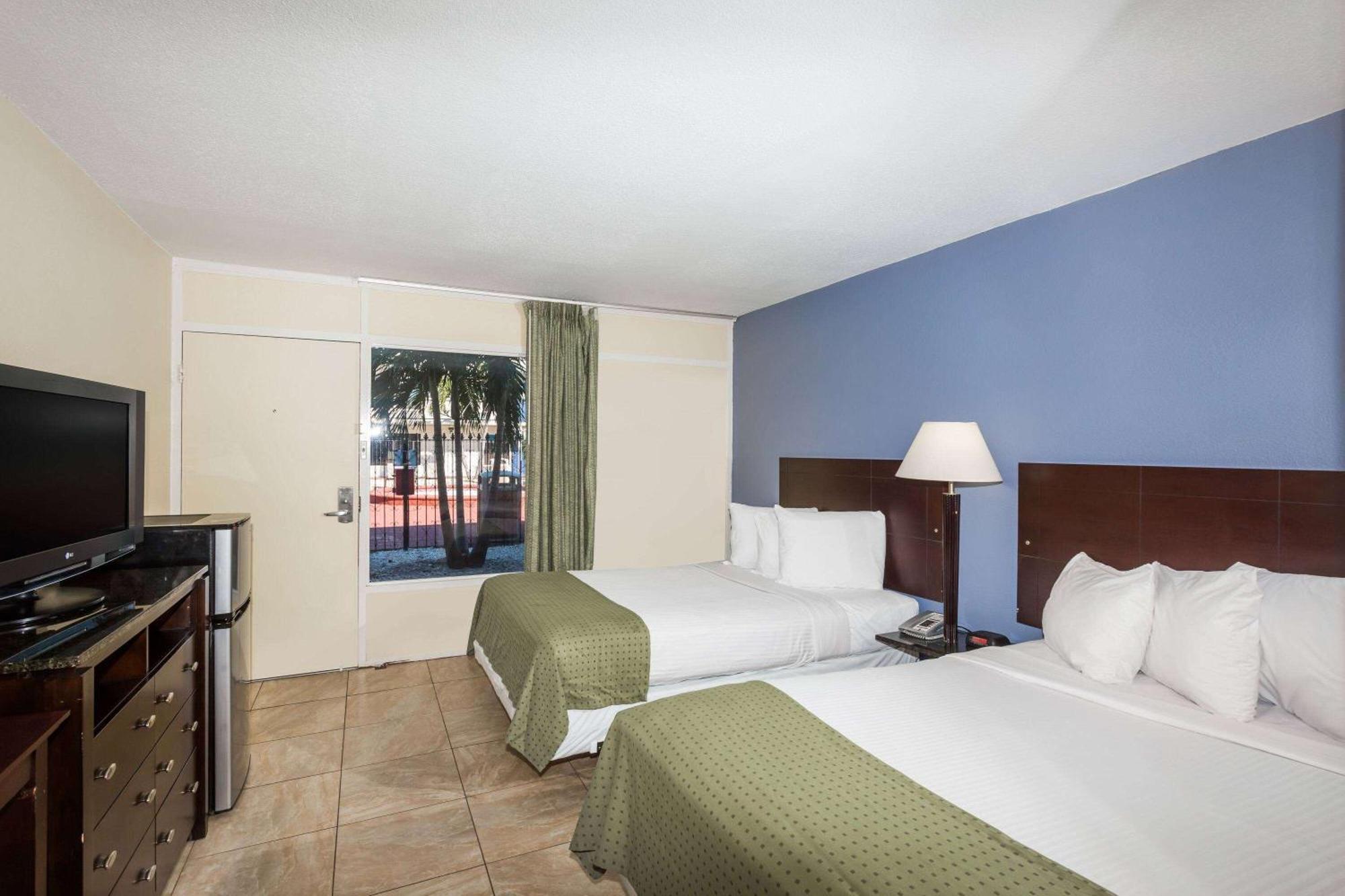 Days Inn By Wyndham St. Petersburg / Tampa Bay Area Пинелас Парк Екстериор снимка