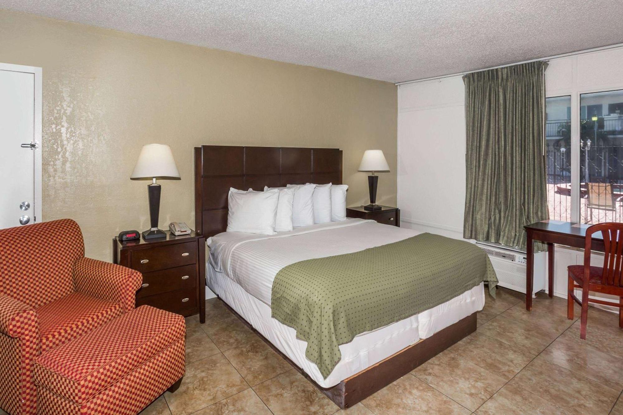 Days Inn By Wyndham St. Petersburg / Tampa Bay Area Пинелас Парк Екстериор снимка