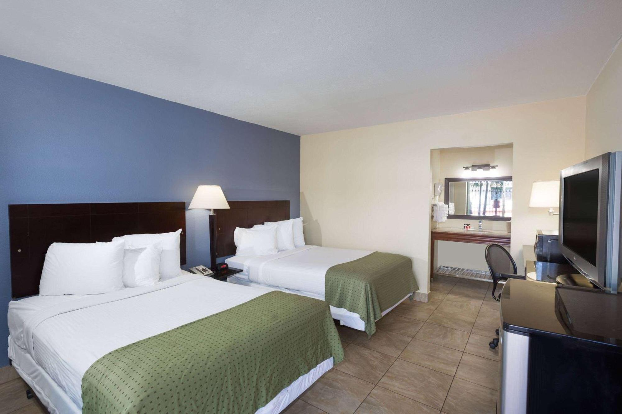 Days Inn By Wyndham St. Petersburg / Tampa Bay Area Пинелас Парк Екстериор снимка