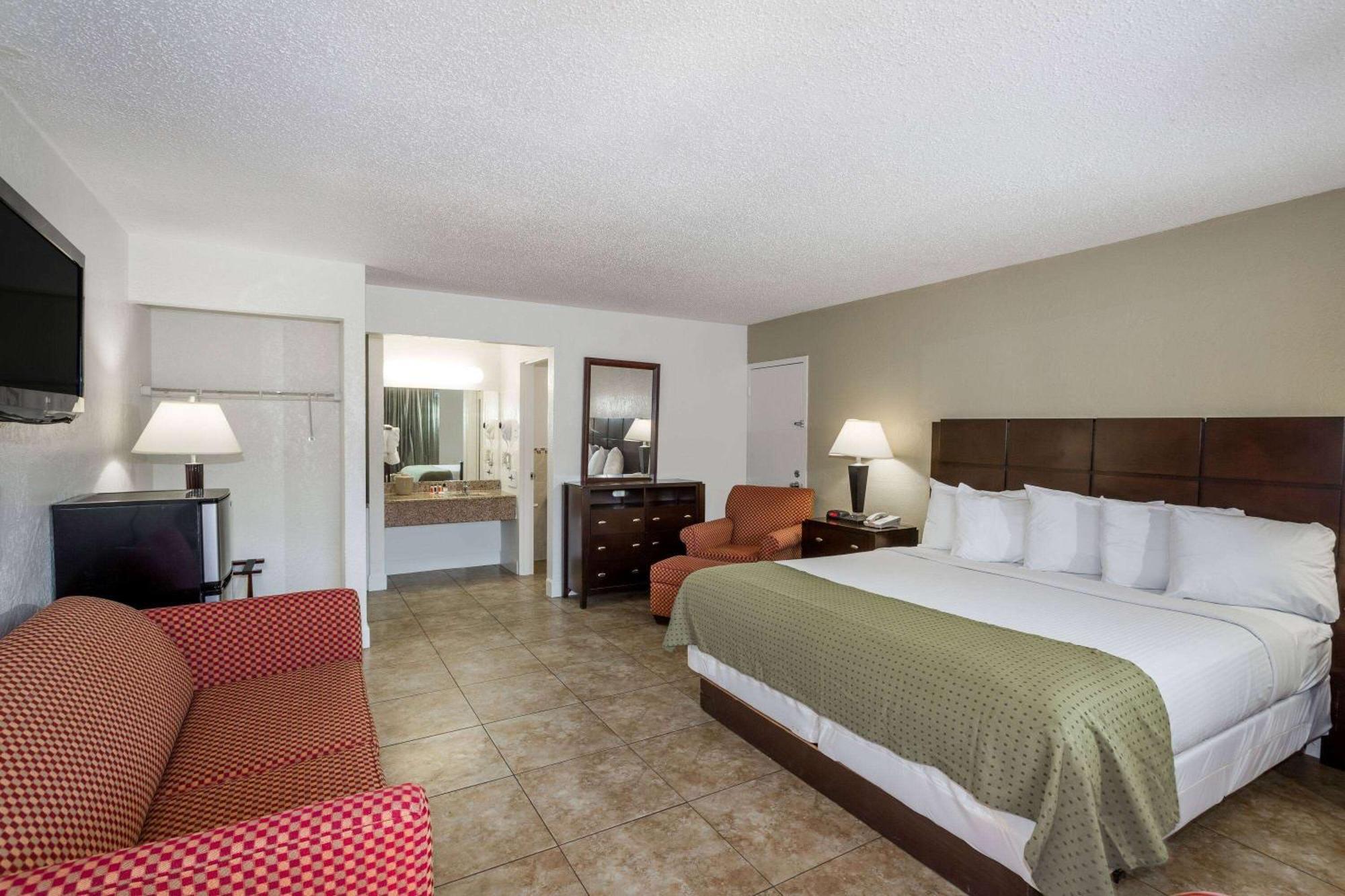 Days Inn By Wyndham St. Petersburg / Tampa Bay Area Пинелас Парк Екстериор снимка
