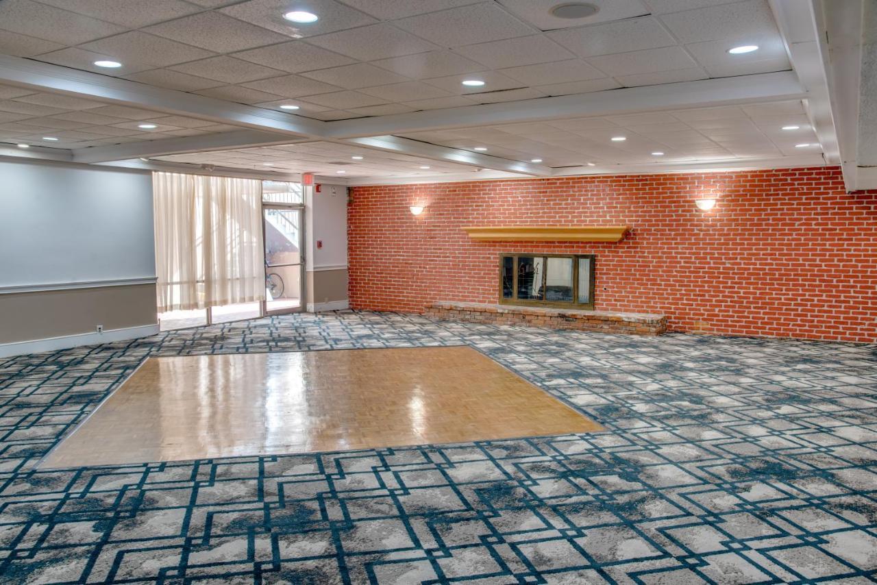 Days Inn By Wyndham St. Petersburg / Tampa Bay Area Пинелас Парк Екстериор снимка