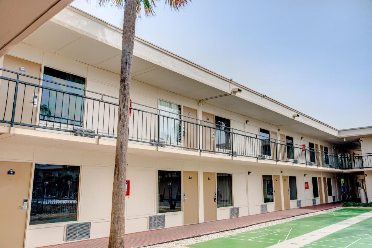 Days Inn By Wyndham St. Petersburg / Tampa Bay Area Пинелас Парк Екстериор снимка