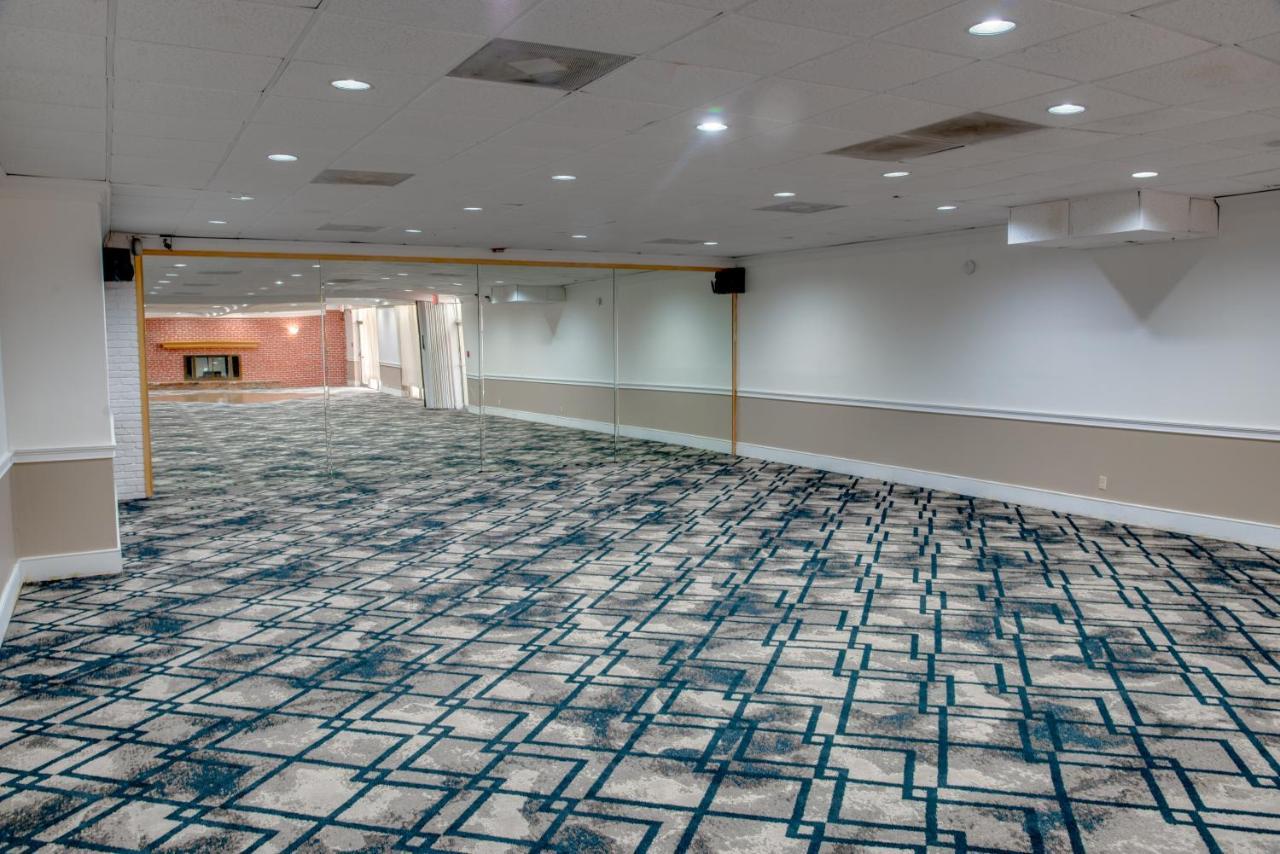 Days Inn By Wyndham St. Petersburg / Tampa Bay Area Пинелас Парк Екстериор снимка