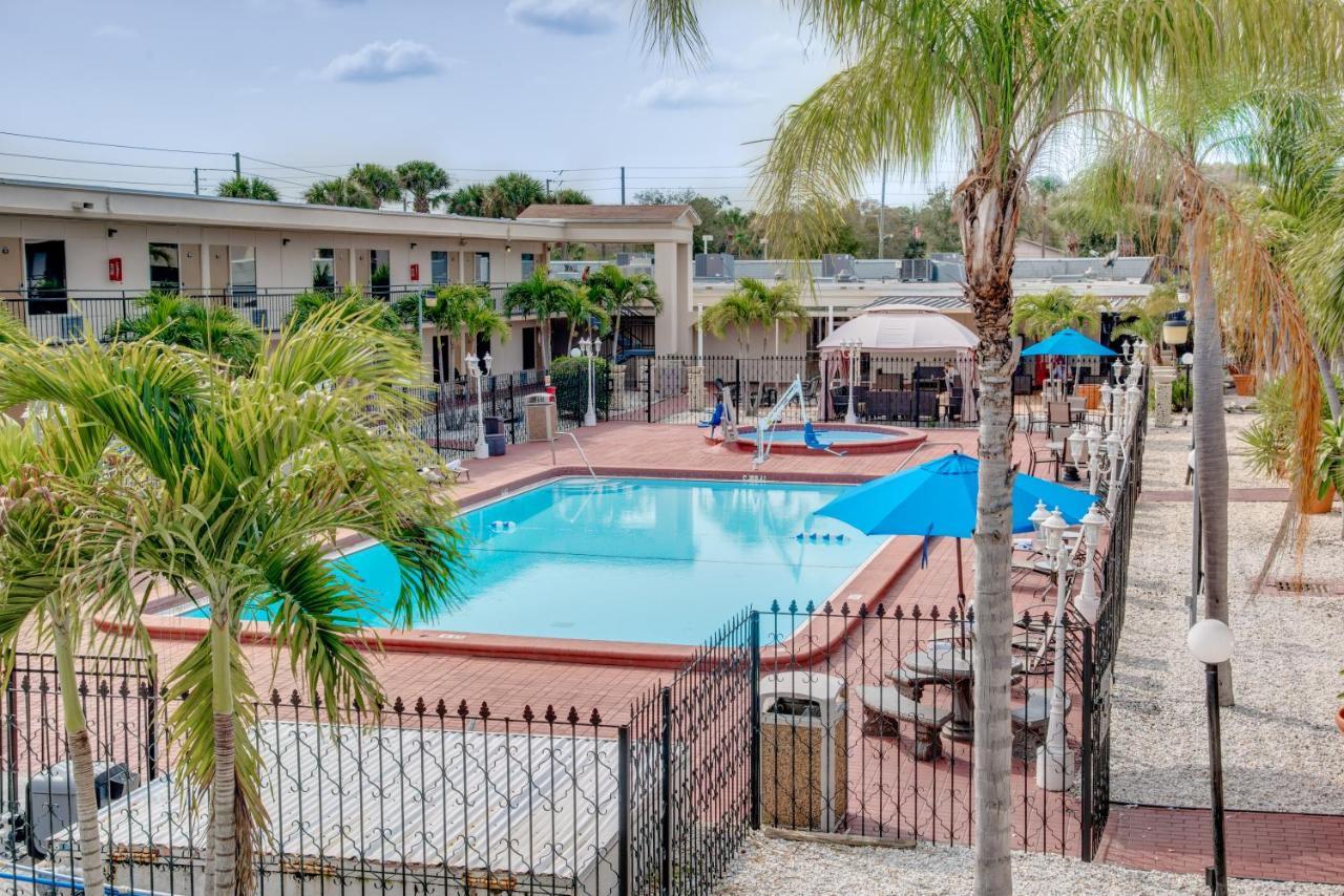 Days Inn By Wyndham St. Petersburg / Tampa Bay Area Пинелас Парк Екстериор снимка