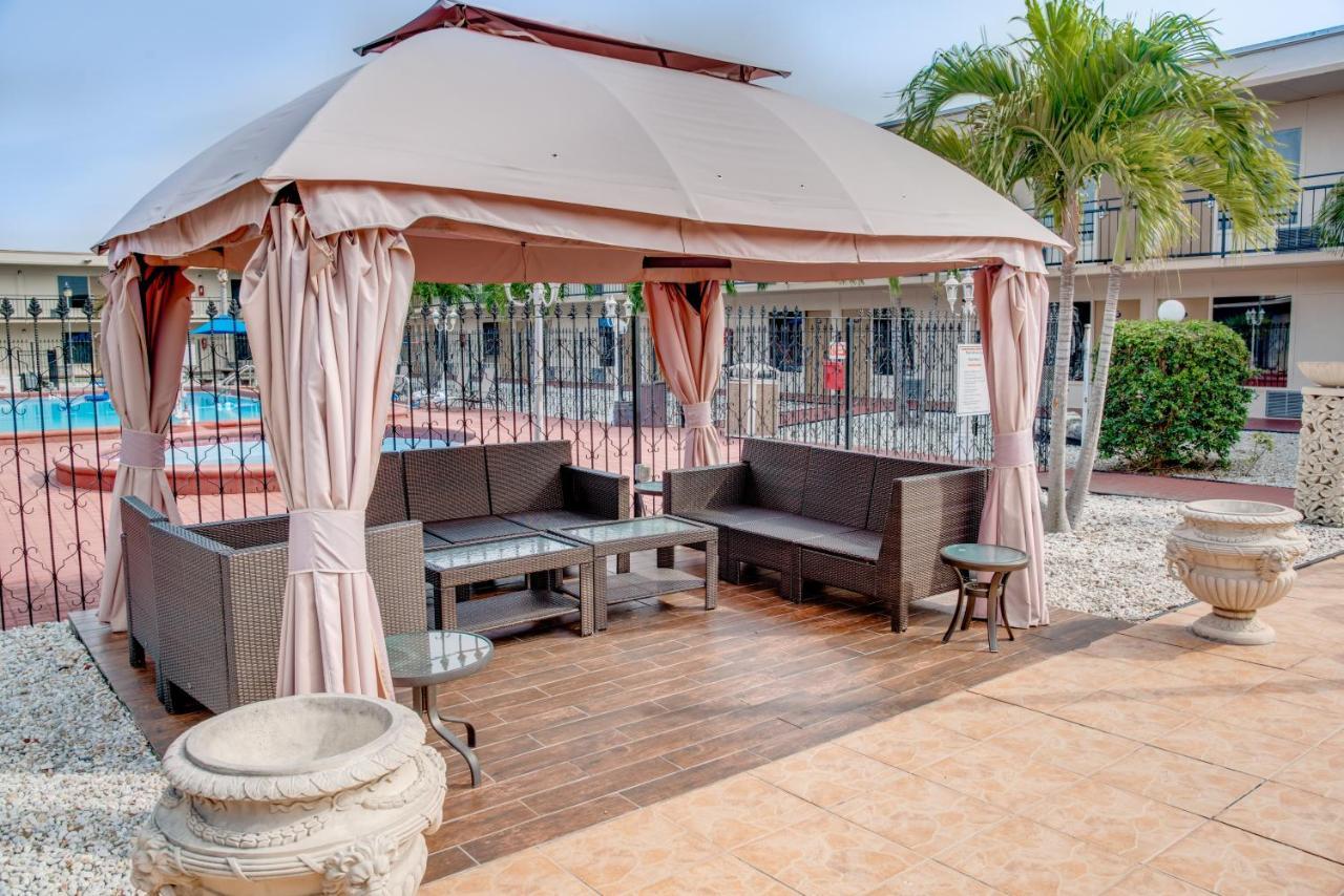 Days Inn By Wyndham St. Petersburg / Tampa Bay Area Пинелас Парк Екстериор снимка