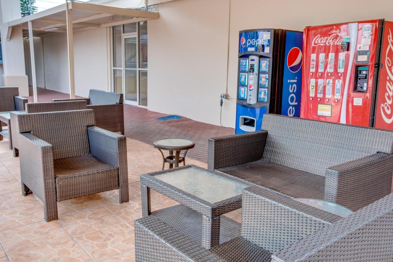 Days Inn By Wyndham St. Petersburg / Tampa Bay Area Пинелас Парк Екстериор снимка