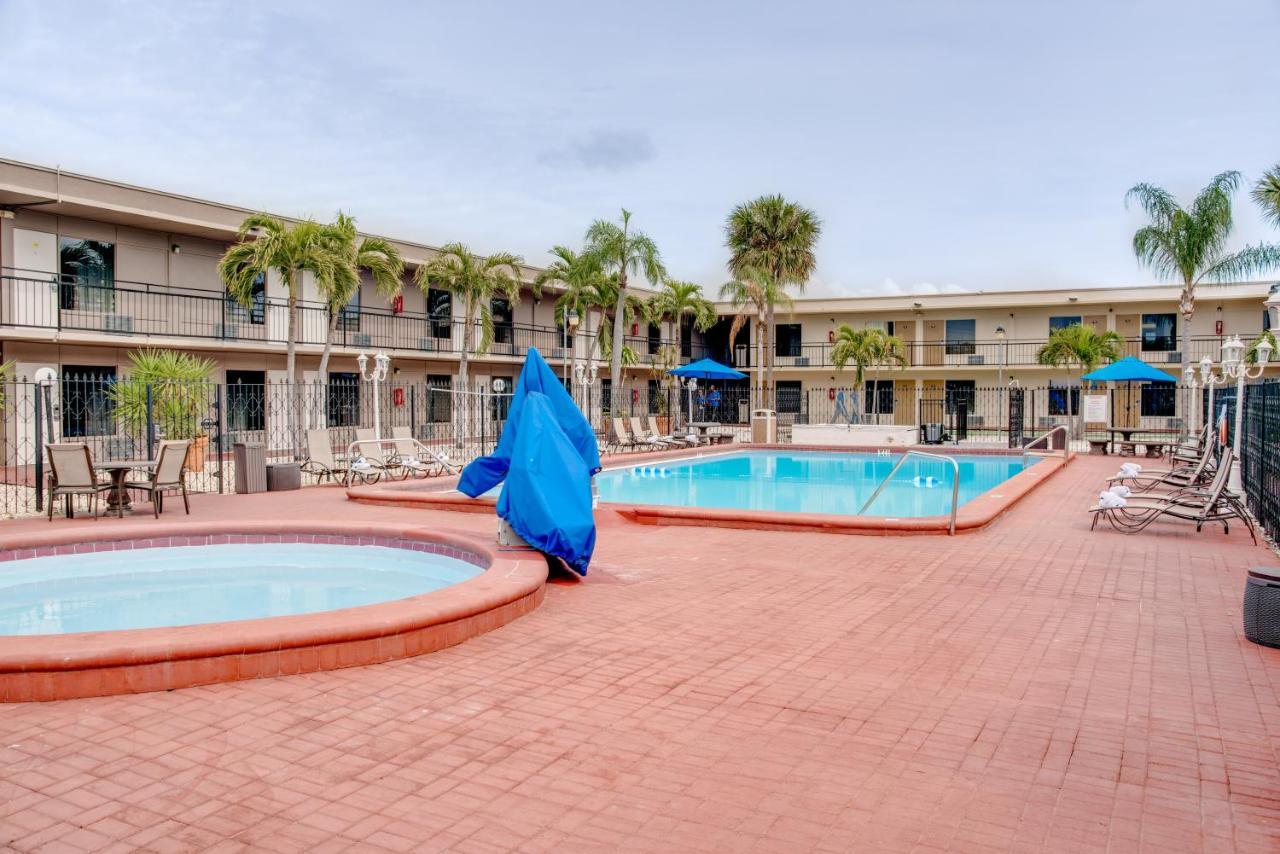 Days Inn By Wyndham St. Petersburg / Tampa Bay Area Пинелас Парк Екстериор снимка