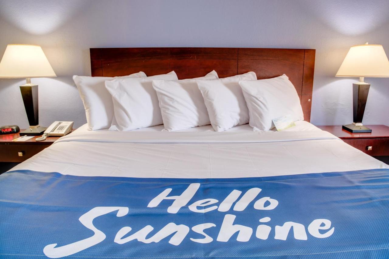 Days Inn By Wyndham St. Petersburg / Tampa Bay Area Пинелас Парк Екстериор снимка