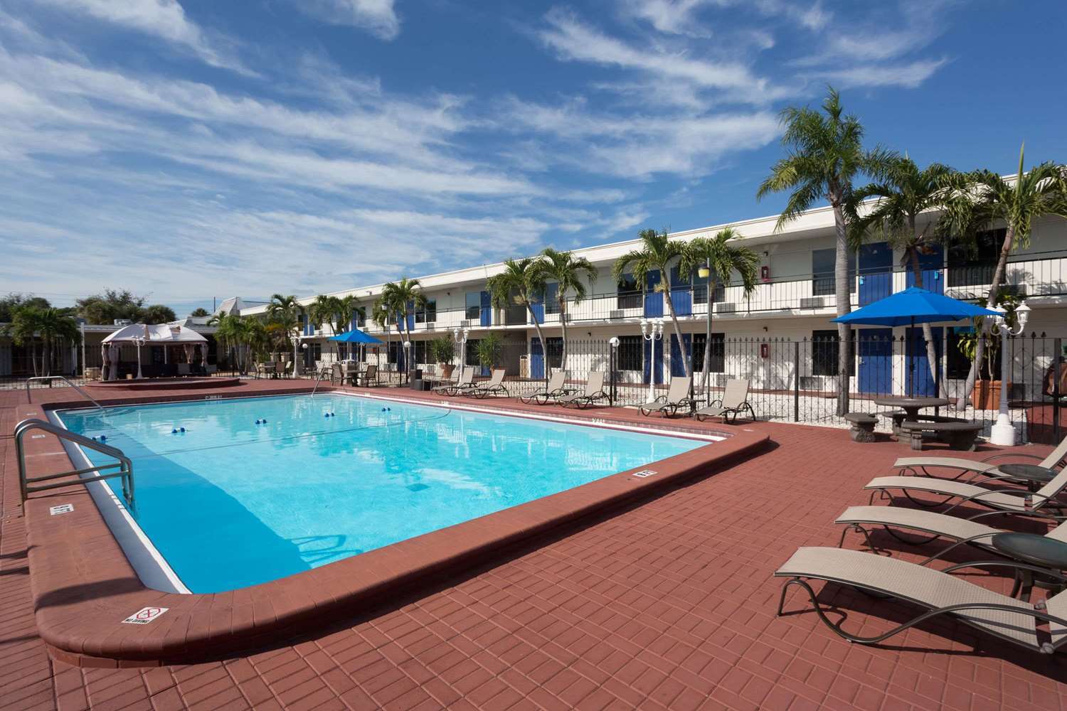 Days Inn By Wyndham St. Petersburg / Tampa Bay Area Пинелас Парк Екстериор снимка