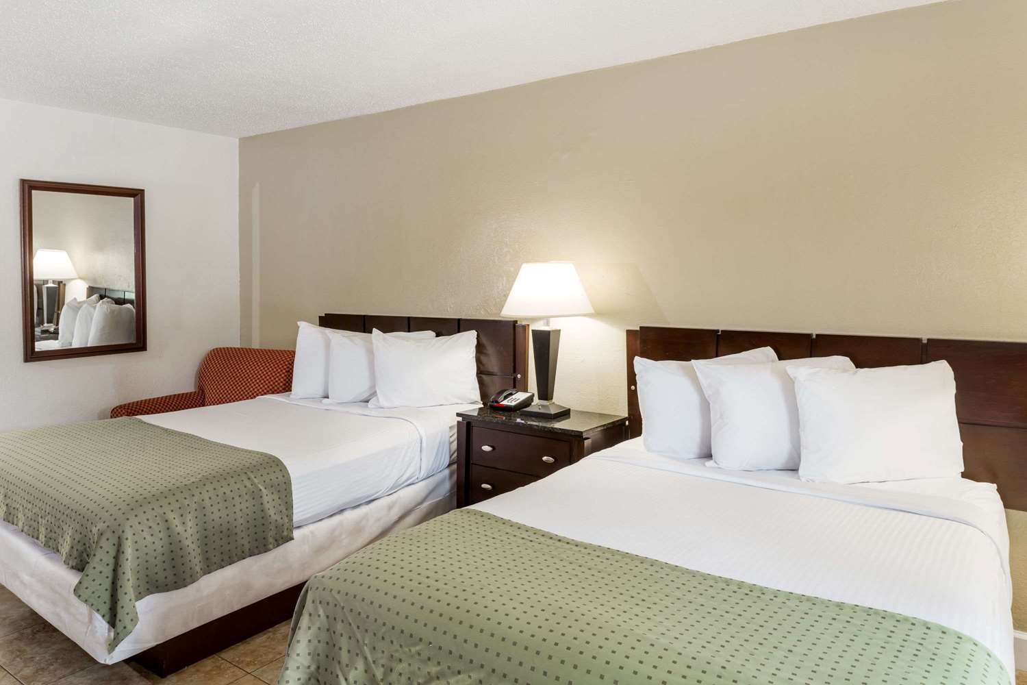 Days Inn By Wyndham St. Petersburg / Tampa Bay Area Пинелас Парк Екстериор снимка