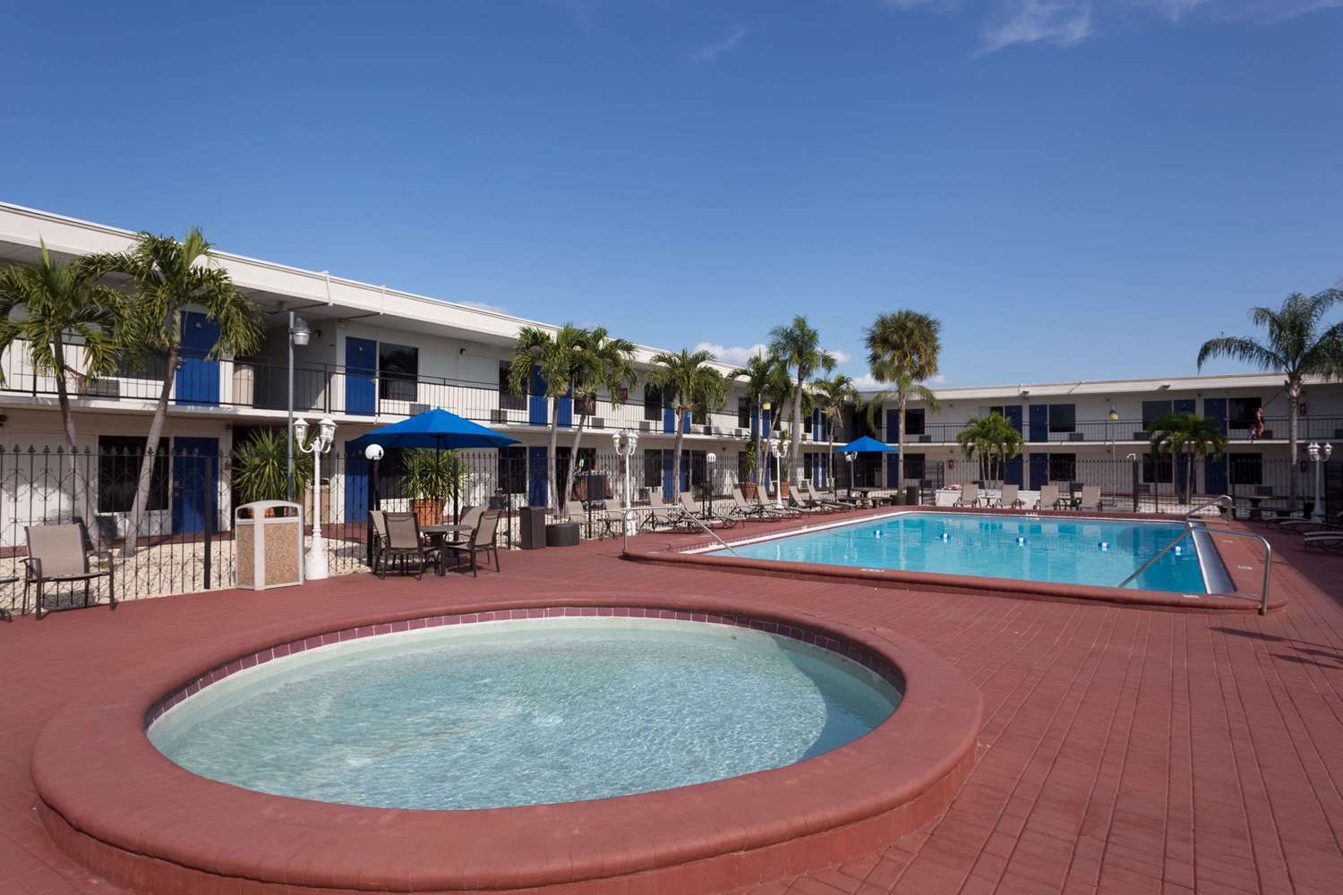 Days Inn By Wyndham St. Petersburg / Tampa Bay Area Пинелас Парк Екстериор снимка