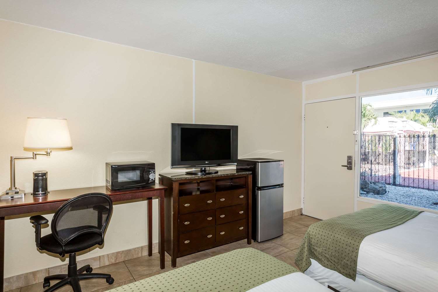 Days Inn By Wyndham St. Petersburg / Tampa Bay Area Пинелас Парк Екстериор снимка