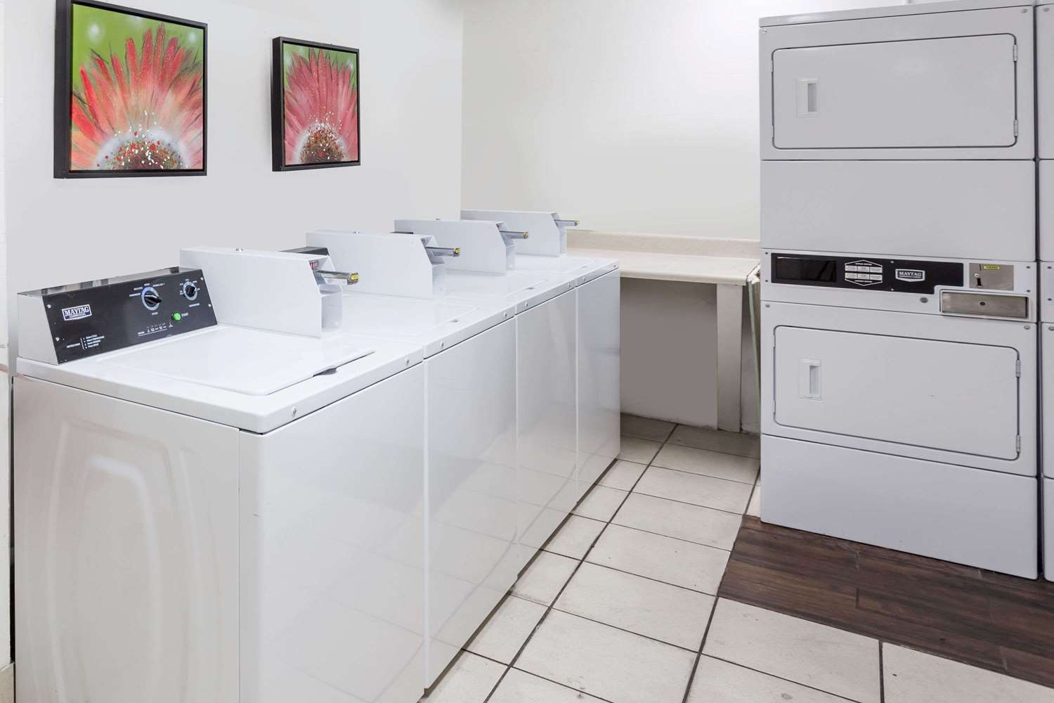 Days Inn By Wyndham St. Petersburg / Tampa Bay Area Пинелас Парк Екстериор снимка